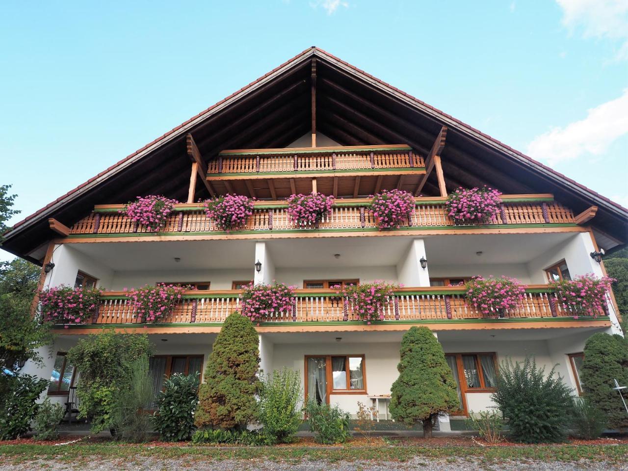 Landgasthof Zum Schwarzen Grat Isny im Allgau Exterior photo